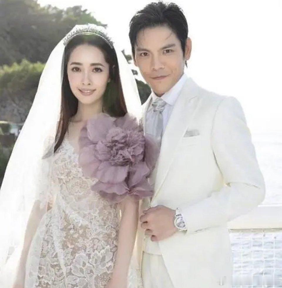 看婚纱照你以为郭碧婷是嫁给了向佐，不其实她是嫁给了向太 ​​​