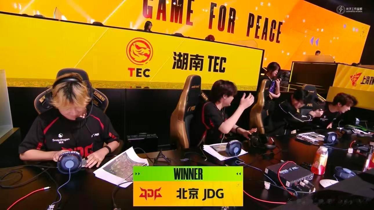 JDG季后赛关键一鸡恭喜JDG拿下续命吃鸡，稳住后续对局的发挥，很有机会一路冲进
