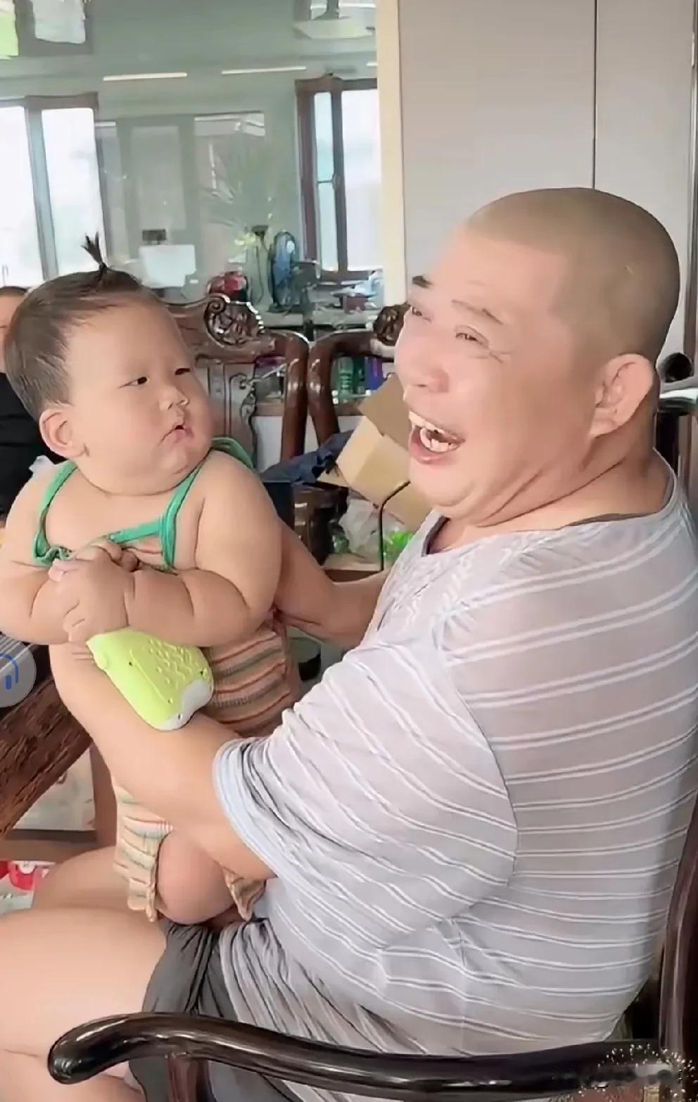 驴爸怀抱驴姐儿子念叨：长得太丑了！

          驴爸抱着驴姐二儿子调侃