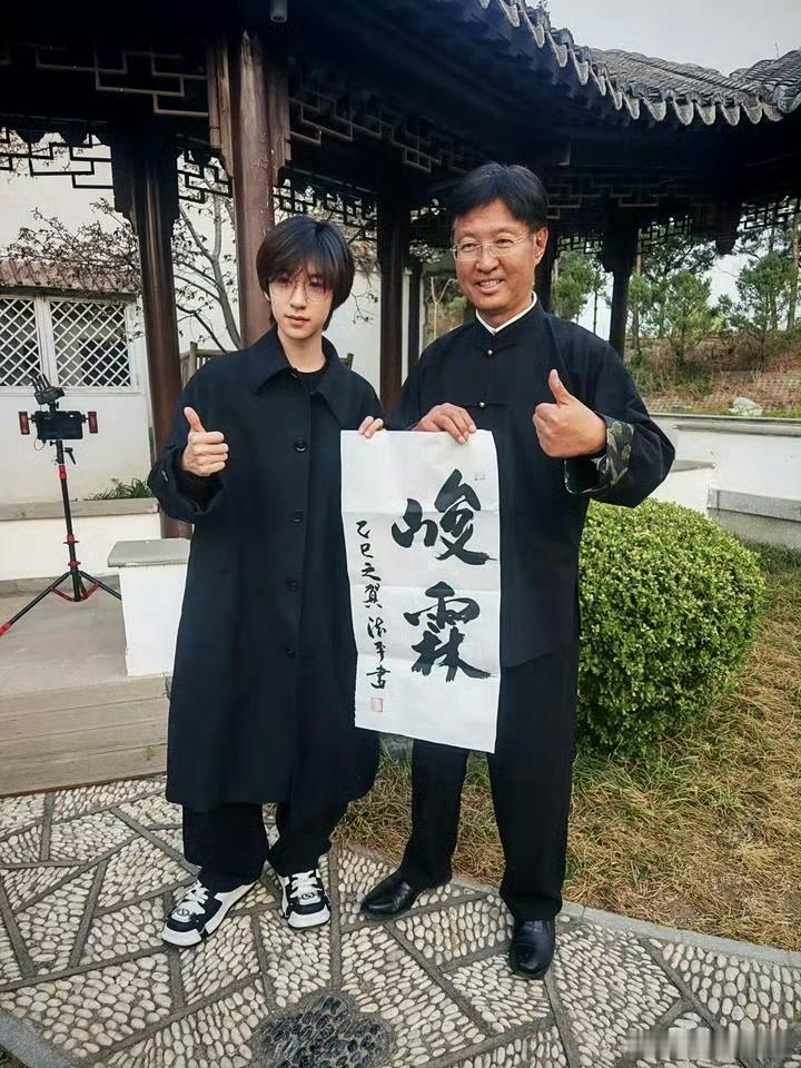 非遗传承人杜老师晒了和小贺的合照及拍摄现场照贺峻霖导演和编剧的小作业 ​​​