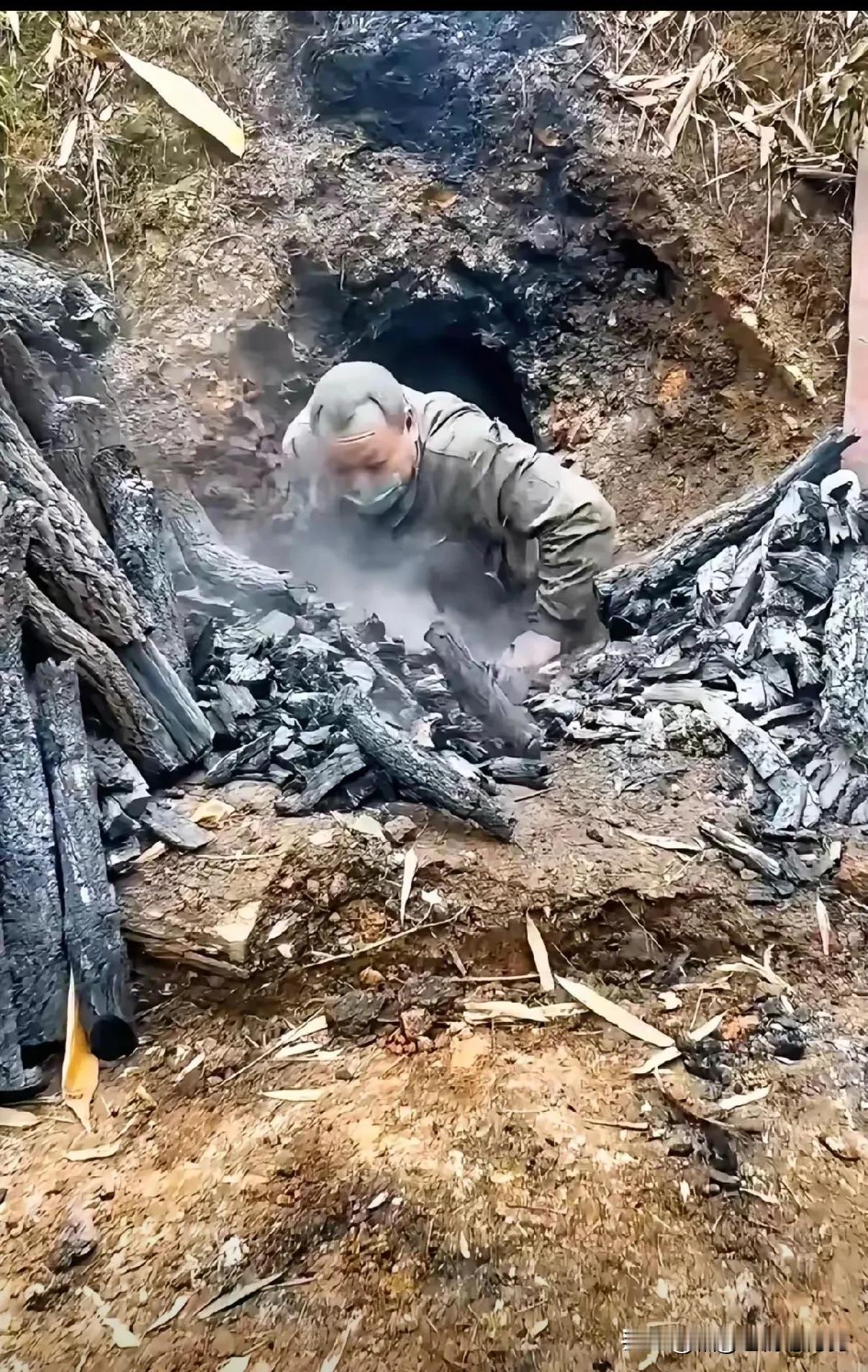 近期某户外节目中，两名选手在野外搭建起可过冬木屋，储备数百斤木材遭节目组警告。两