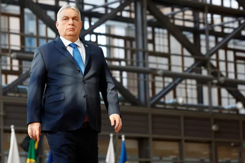 今天一大早，匈牙利总理欧尔班发布上班视频，他与外交部长西雅尔托一起登上直升机，飞