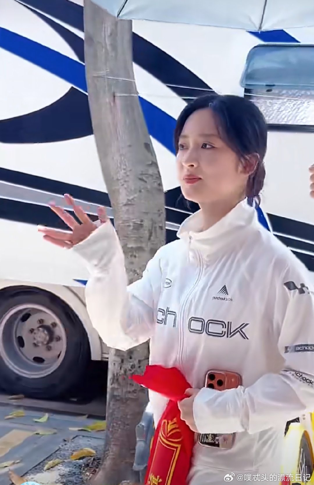 粉丝给沈月颁只是沈月奖粉丝给沈月送只是沈月锦旗王鹤棣 沈月不被外界评价裹挟，做最