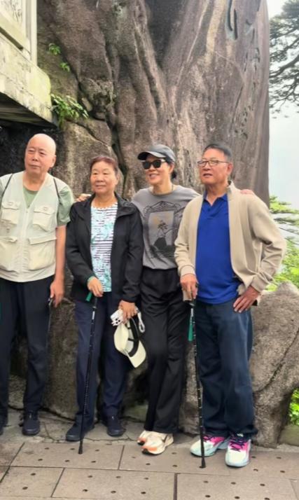 馆里灯光已经有些昏暗，地板上传来一声接一声扣球声，教练袁伟民早就离开了训练馆，队
