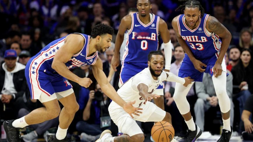 骑士队球员达里厄斯·加兰在战胜76人队的比赛中再次遭遇脚伤。这位全明星后卫在本赛