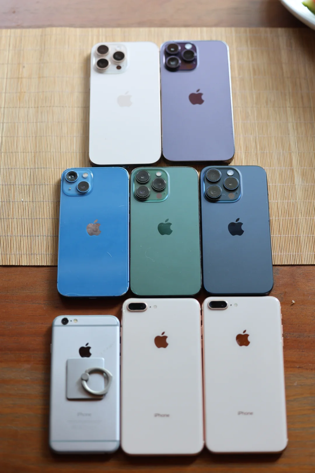 搬家时，翻到了早年间旧苹果手机，镜头好mini