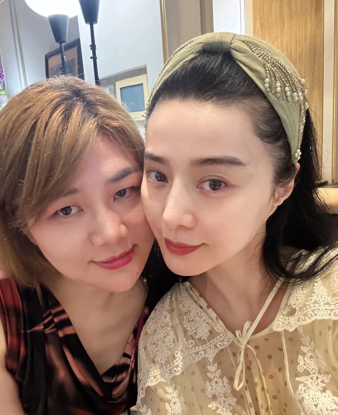 前段时间去洛杉矶留学的杨天真现在已经回到北京了，她放出和范冰冰的合影，并配文：“