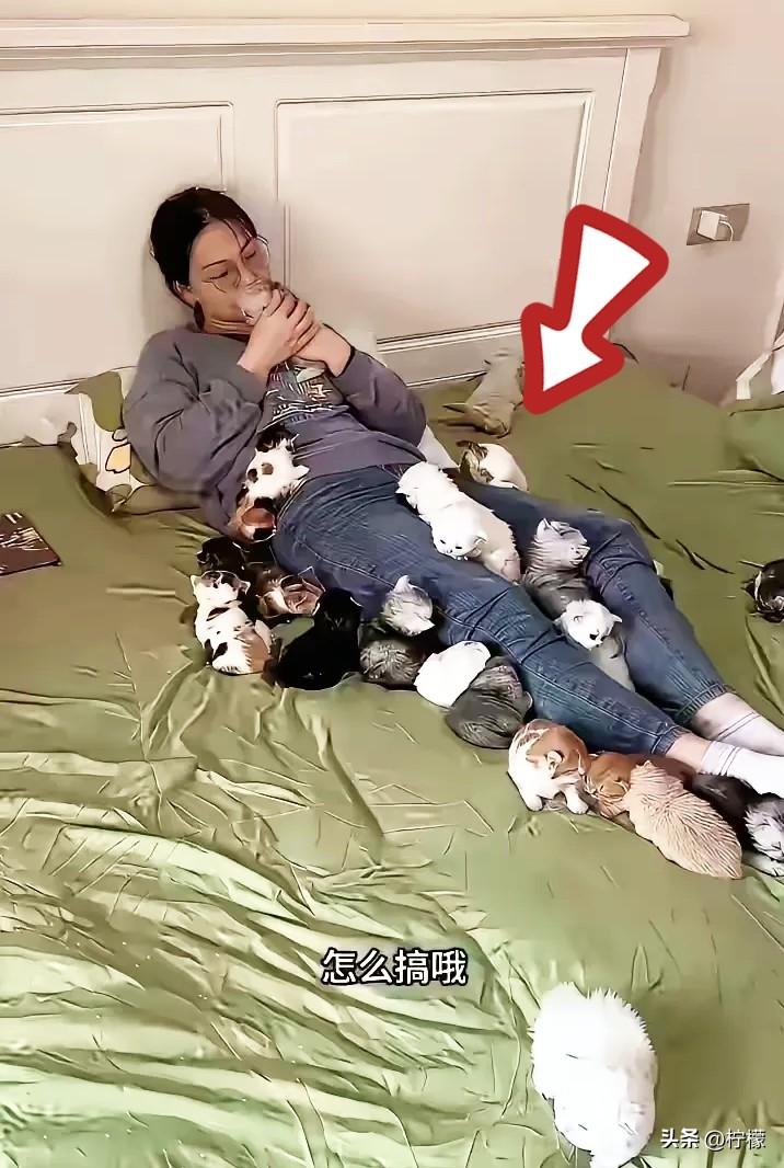 “全家愁的睡不着！”
一位网友发帖求助，
家里89年的侄女，顶着985博士光环，