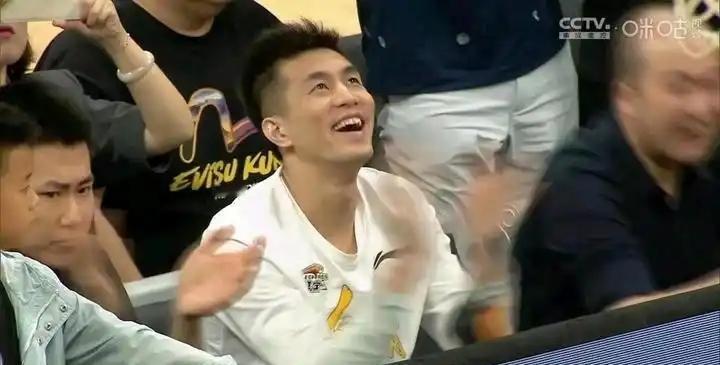 耐克本赛季将不会为郭艾伦，赵睿买脚，两人新赛季将穿李宁球鞋征战。
新赛季还能穿个