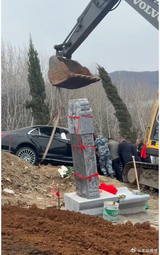 【#民政局回应用真奔驰车陪葬#】#律师称用真车当陪葬品涉违法# 近日，一则关于“