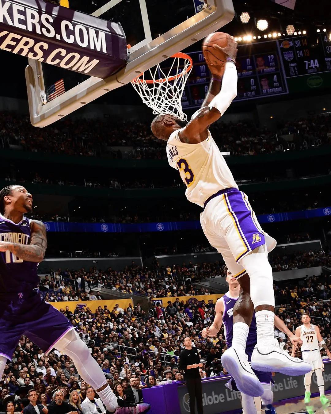 詹姆斯背扣！美媒怒骂：这是人？