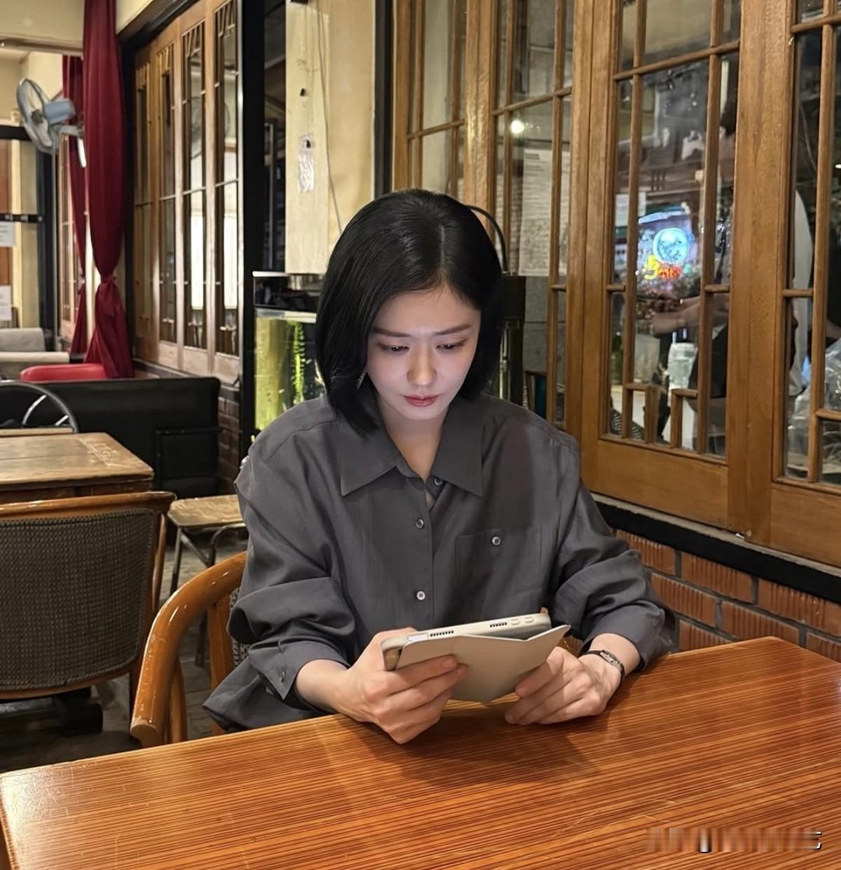 21日，演员张娜拉在Instagram上传了照片，并配文趣味自嘲“假装努力学习…
