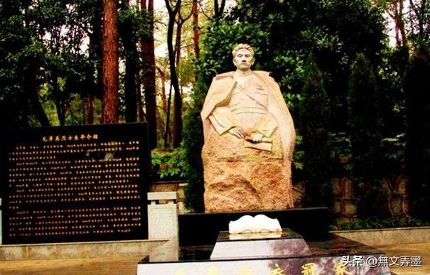 共和国“第一国母”杨开慧烈士墓地布局有深意！
杨开慧烈士墓地左下角和右下角分别是