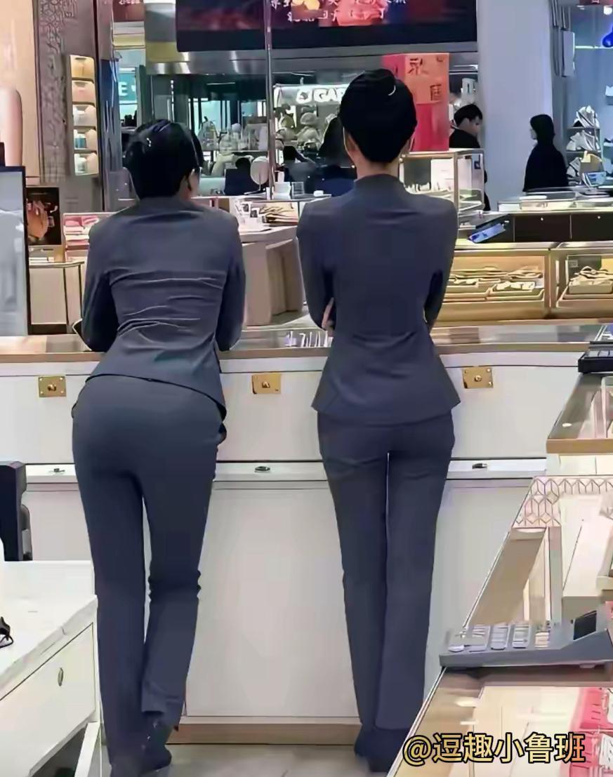 有没有人和我一样，第一眼就被左边的那个牢牢吸引了？