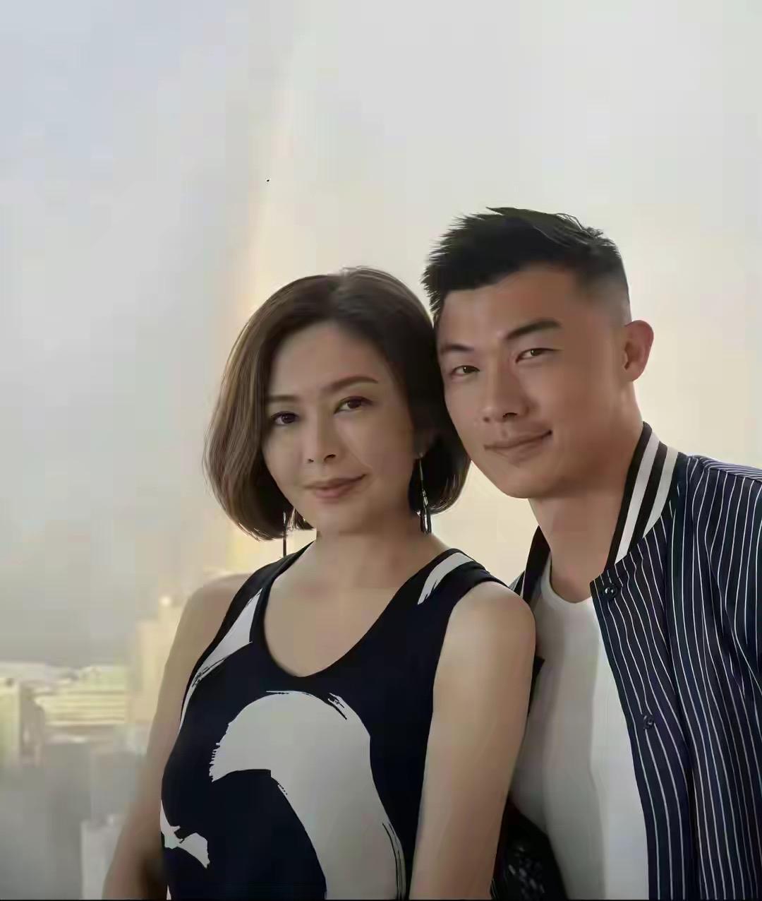 63岁关之琳突传新恋情！被曝与27岁男模相恋，年龄差35岁引爆热搜，男方经纪人还