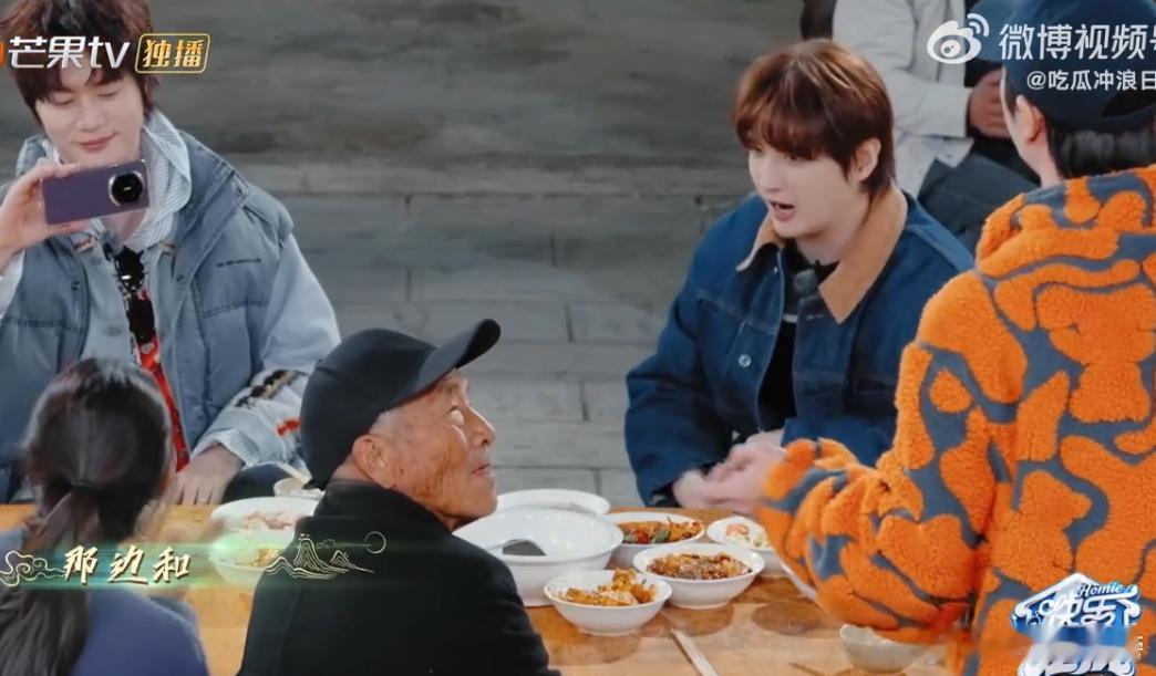 王栎鑫以此山歌敬亲人 听王栎鑫唱山歌直接泪奔！俯身对爷爷温柔开嗓边比划，离家千里