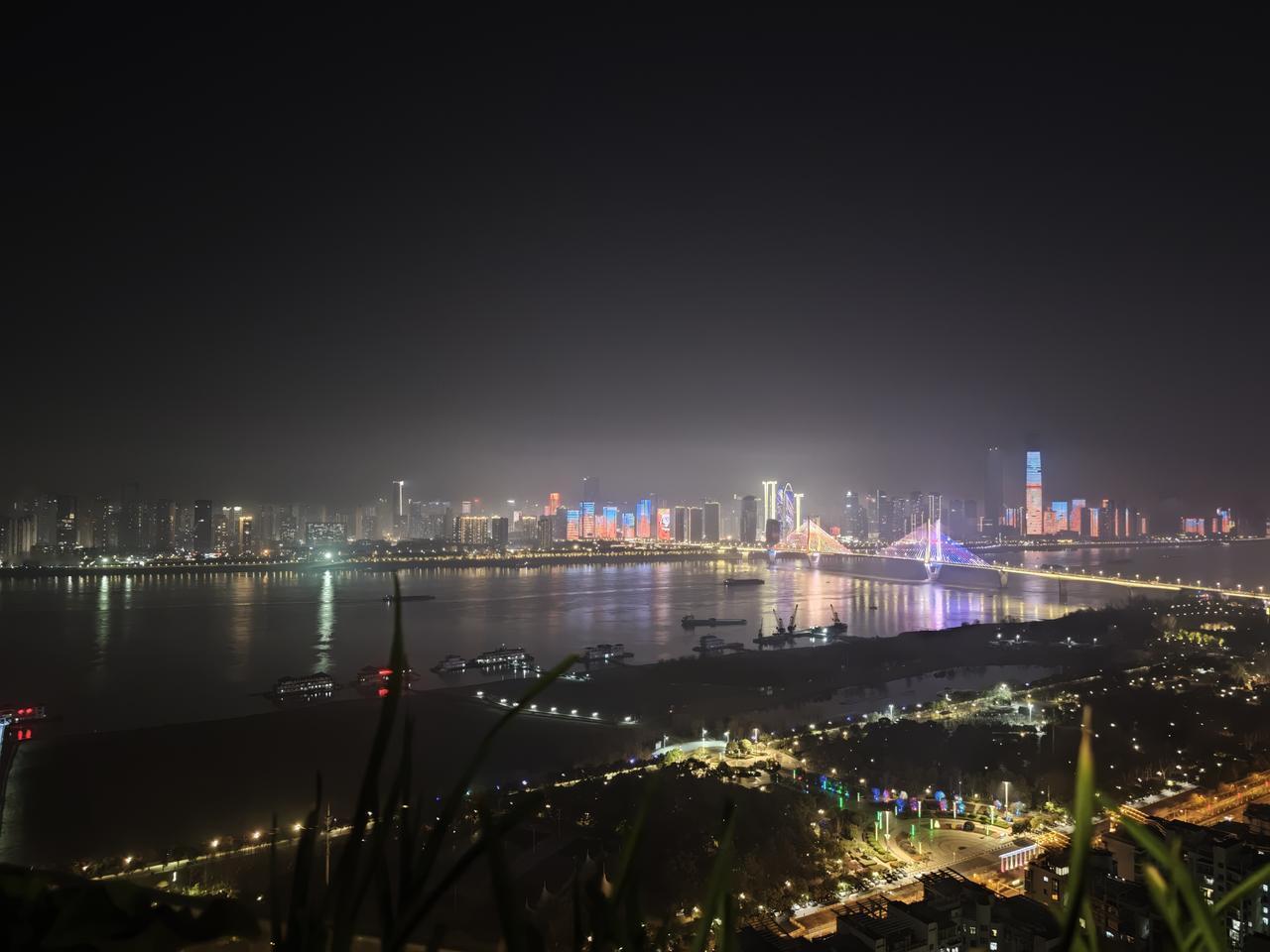 一个亲戚，70多岁了，退休金加进来不到7K，有两个儿子，都很孝顺，条件也不错。