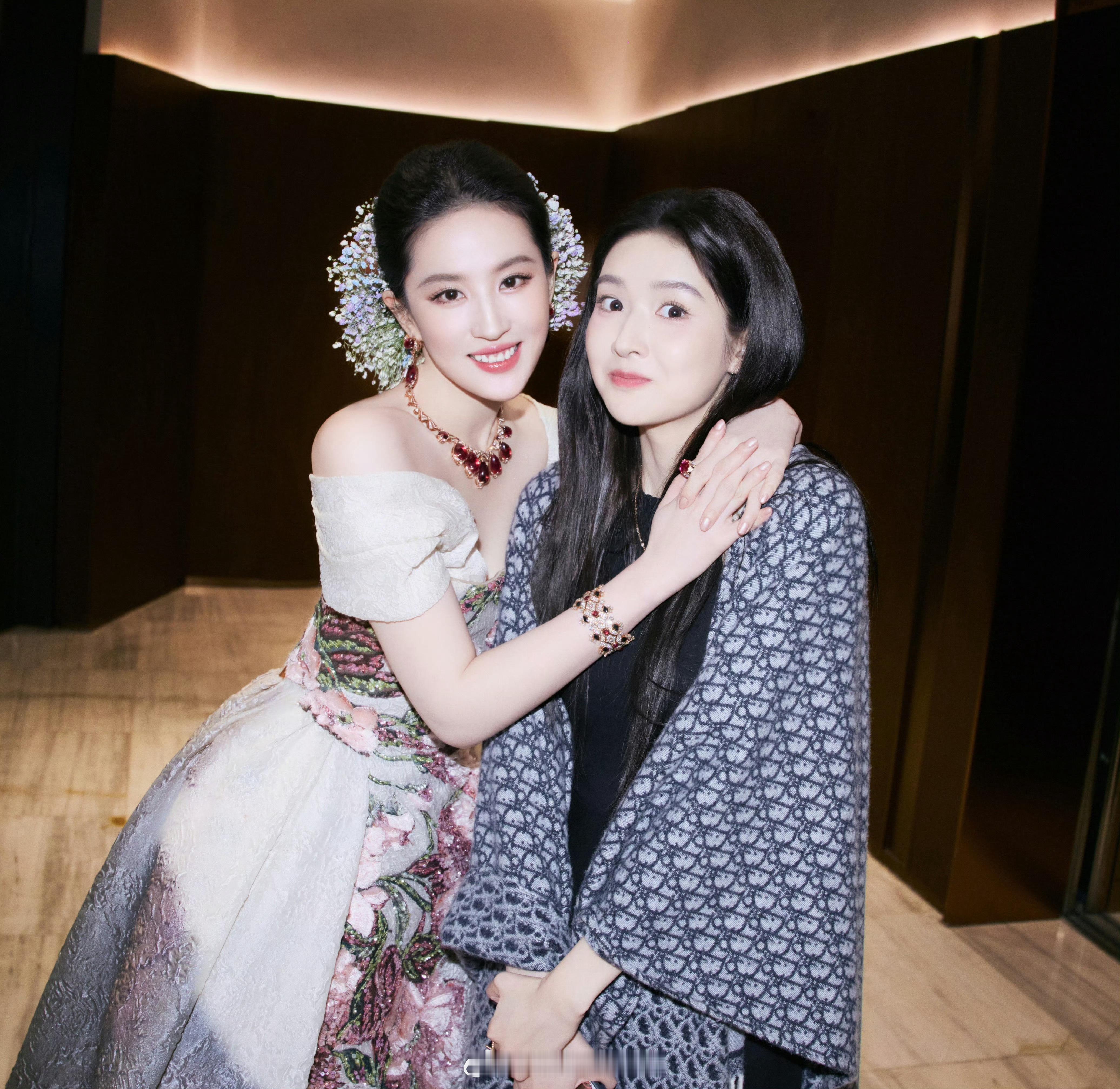 刘亦菲王玉雯合照来啦！恭喜王玉雯追星刘亦菲成功啦！两位都好美啊！[老师爱你]刘亦