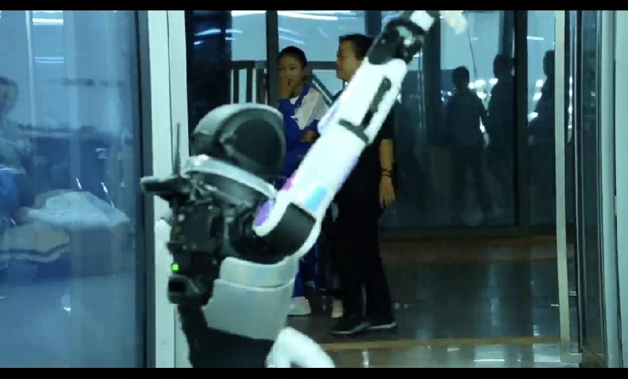 跨晚名场面！智元机器人武术炸场，宇树遇最强对手
 
2025跨年夜湖南卫视舞台彻