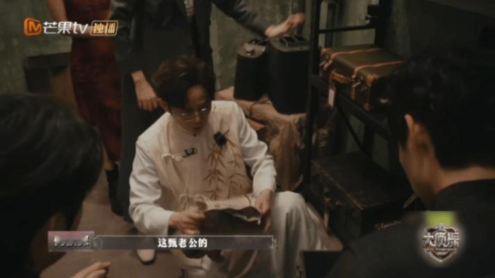 大侦探名场面笑不活了！何老师摸到甄老公的裤子，当场嫌弃甩手扔掉，被王鸥捡回来还补