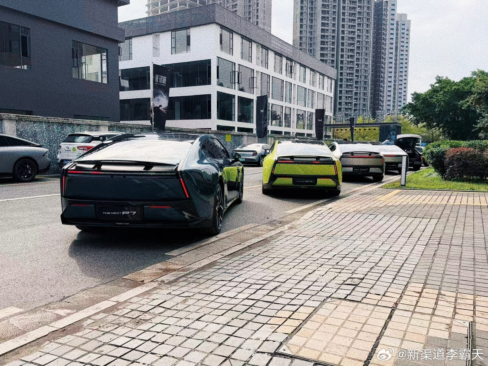 今天来体验小鹏第二代VLA为了体现辅助驾驶的丝滑，车内甚至还放了德芙小鹏第二代V