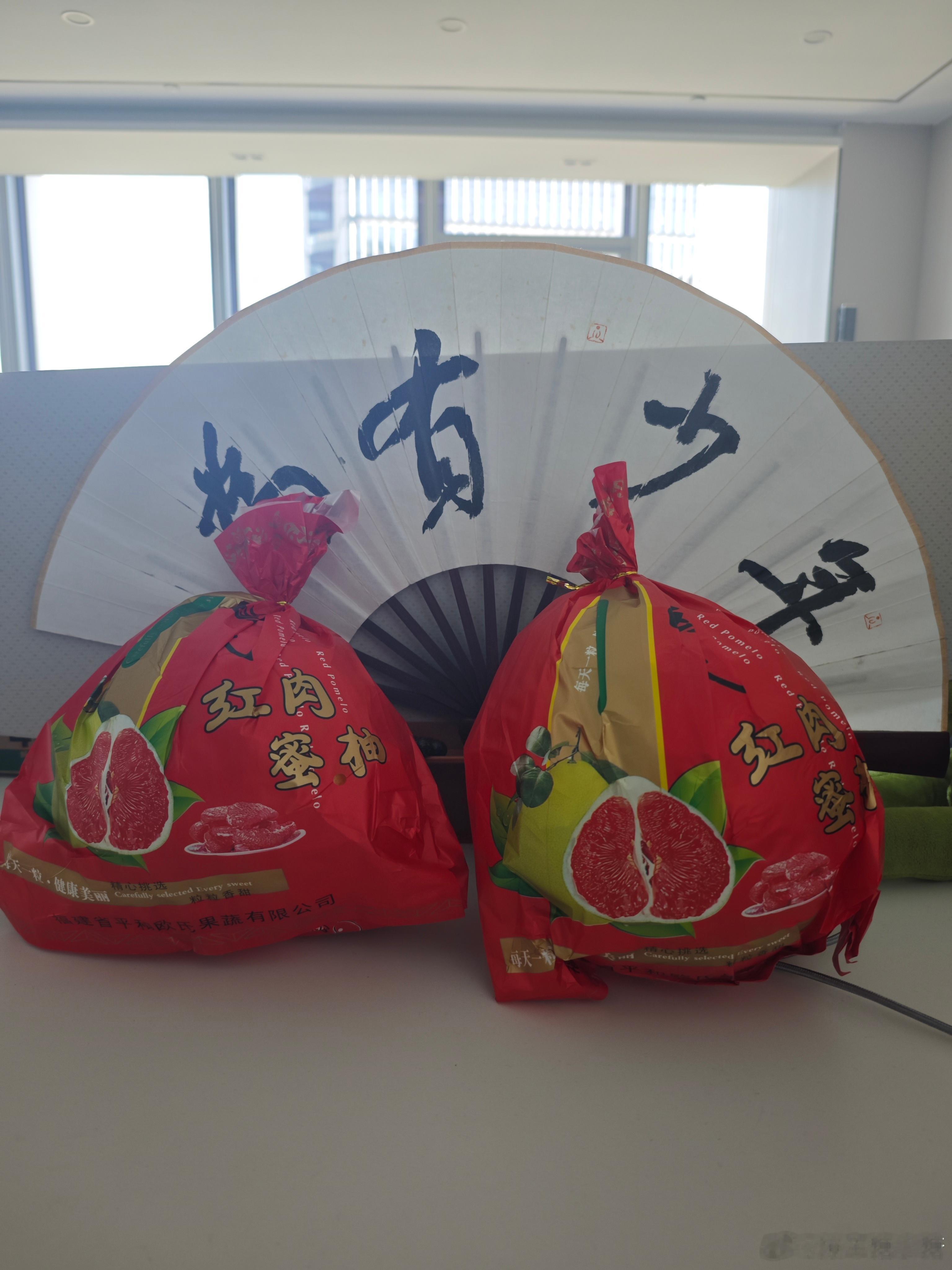 同事中秋回家给俺们带的礼物[酷][酷]红红火火～今年第一份蜜柚[嘻嘻][比耶]#