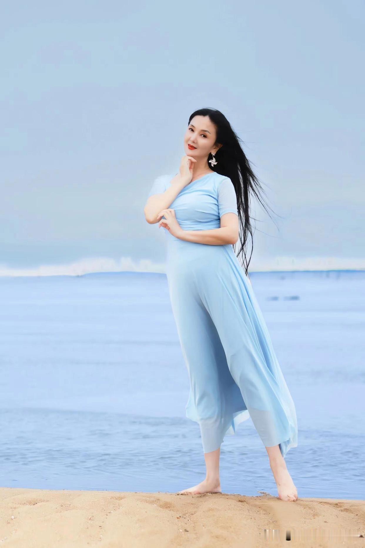 海边轻纱飘逸，自由自在，享受美好时光。