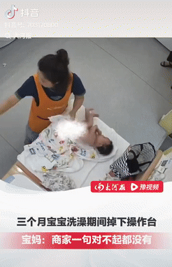 福建一女子带着3个月大的宝宝去洗澡，自己去结账时，突然听到宝宝哭得很厉害，她赶紧