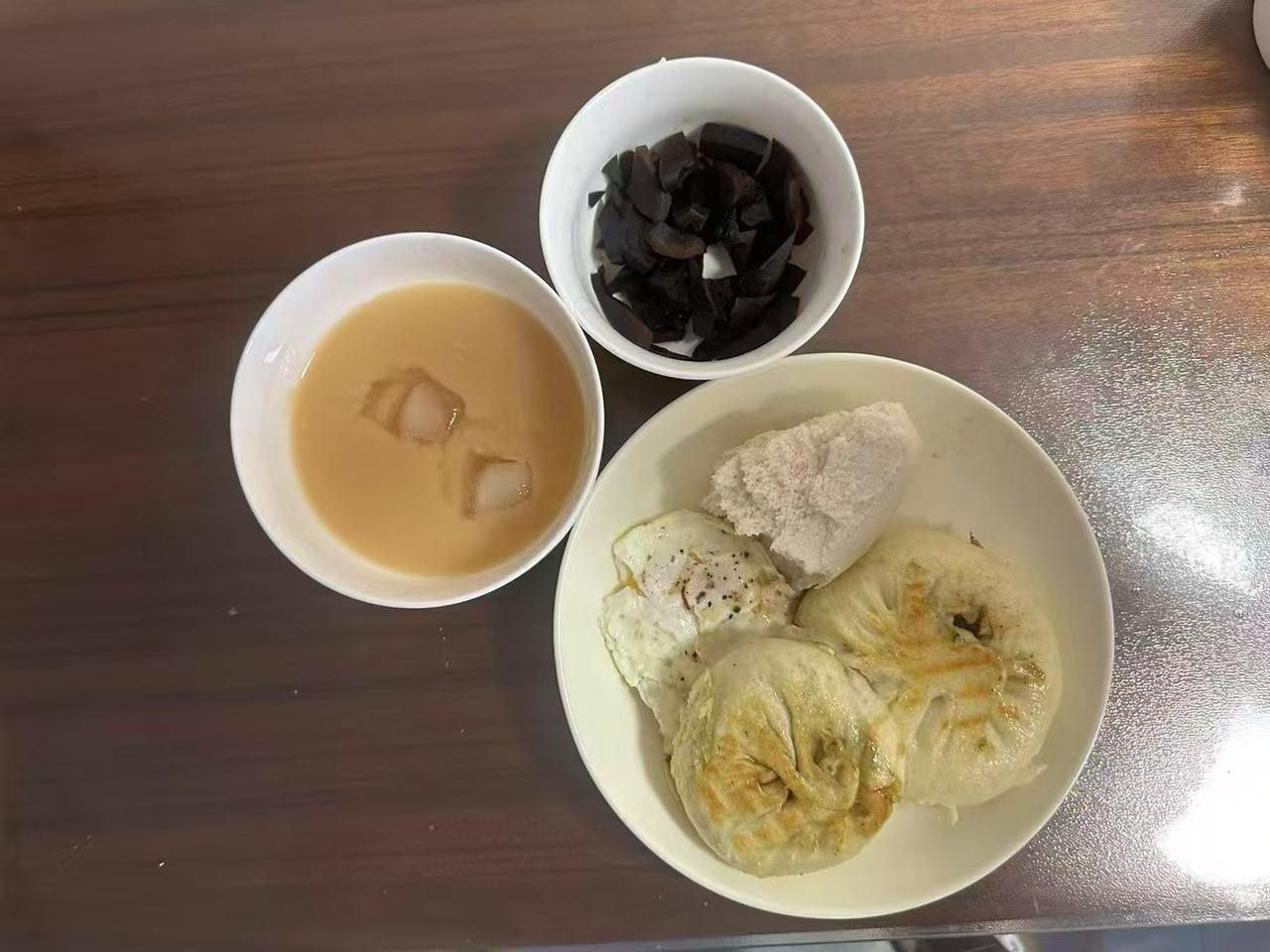 週五一人食
我曾經問精神科醫生
"到底要怎麼樣才能提升自我肯定感?"
他回道:"