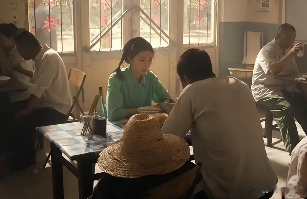 拐杖撑着身子，舞台还在发光，他膝盖里长了石头。
昨天在西安路边拍到伍佰走路的照片