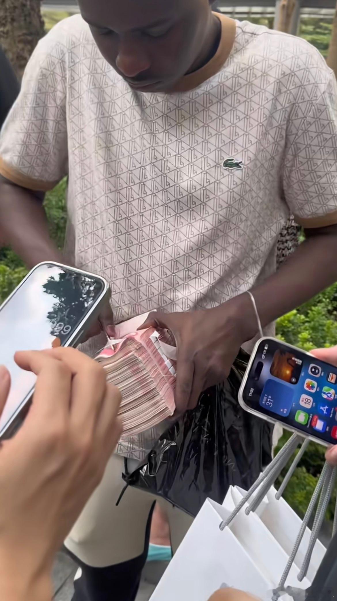 看到这个真绷不住了，说前两天 iPhone 18 Pro 发售的时候，广州天环聚