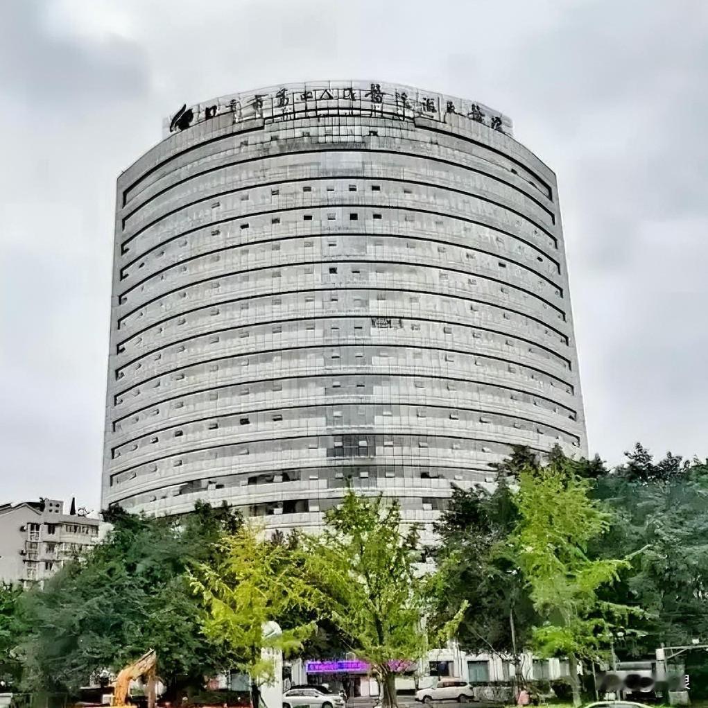 自从座落在自贡丹桂大街的汇东四医院搬了家

从此  丹桂大街的交通“立马马”的就