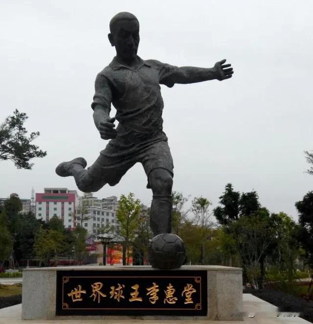 在万恶的旧社会，中国足球也出现过一位亚洲球王！

在那个风云变幻的年代，有句俗语
