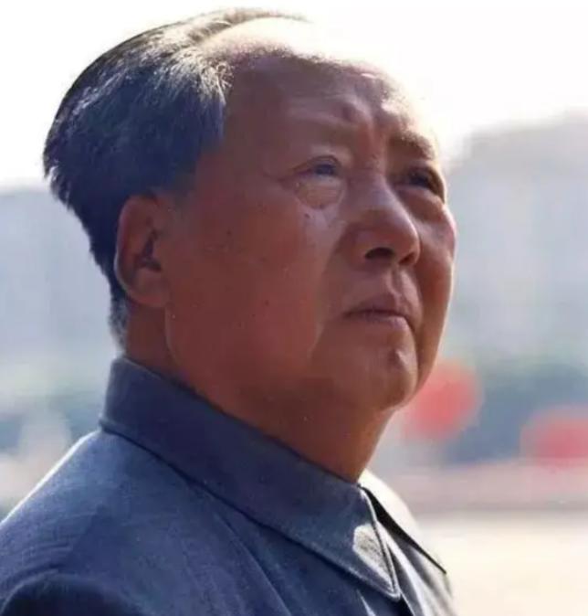 1976年9月8日，毛主席病危，他吃力地握笔写下“三”，又敲了3下床头，陪护人员