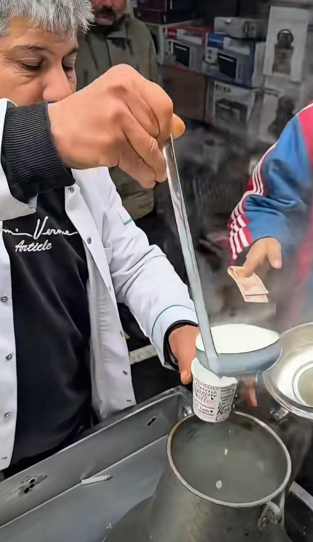 土耳其的冬天，必不可少萨勒普。

萨勒普是一种兰科植物，人们将这种兰花的块茎洗净