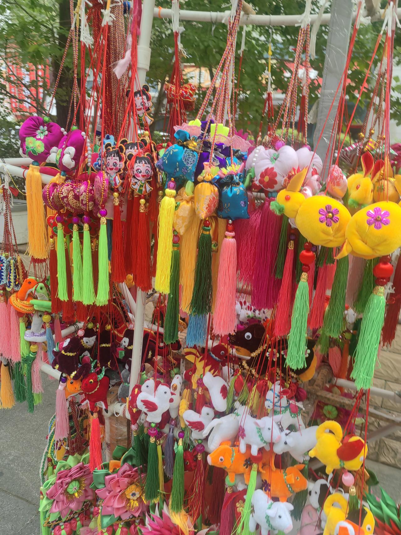 端午节来临，青海的姑娘、大妈、奶奶们拿出了自己的看家本领，她们精心设计和缝制的香