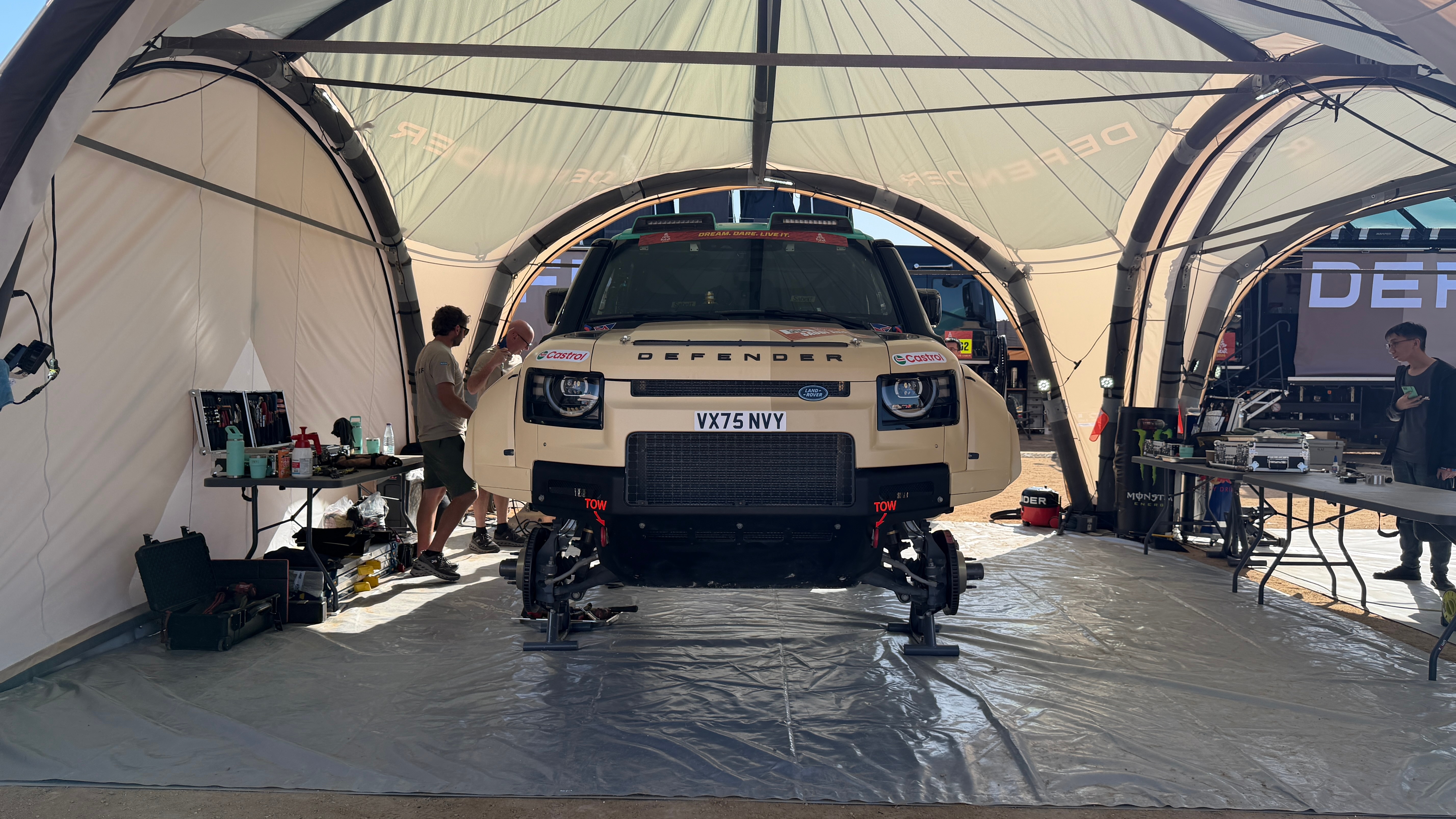 抵达达喀尔拉力赛营地⛺️！第一件事，就是来给你们拍它——代表着沙漠 湿地 沼泽 