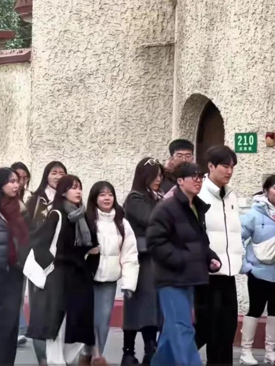 上海现在真的到处都有韩国人。上海人突然发现，最近到上海的韩国人非常的多。夸张到什