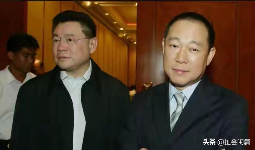原来刘銮雄还有一个这么优秀又低调的弟弟！
 
弟弟刘銮鸿，人称细刘，比刘銮雄小一