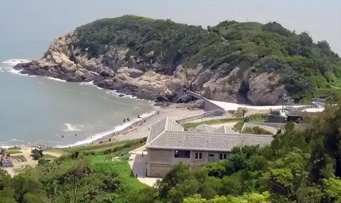 一旦台海爆发冲突，最难啃的骨头不是台湾本岛，而是距大陆最近点约 34 公里，距福