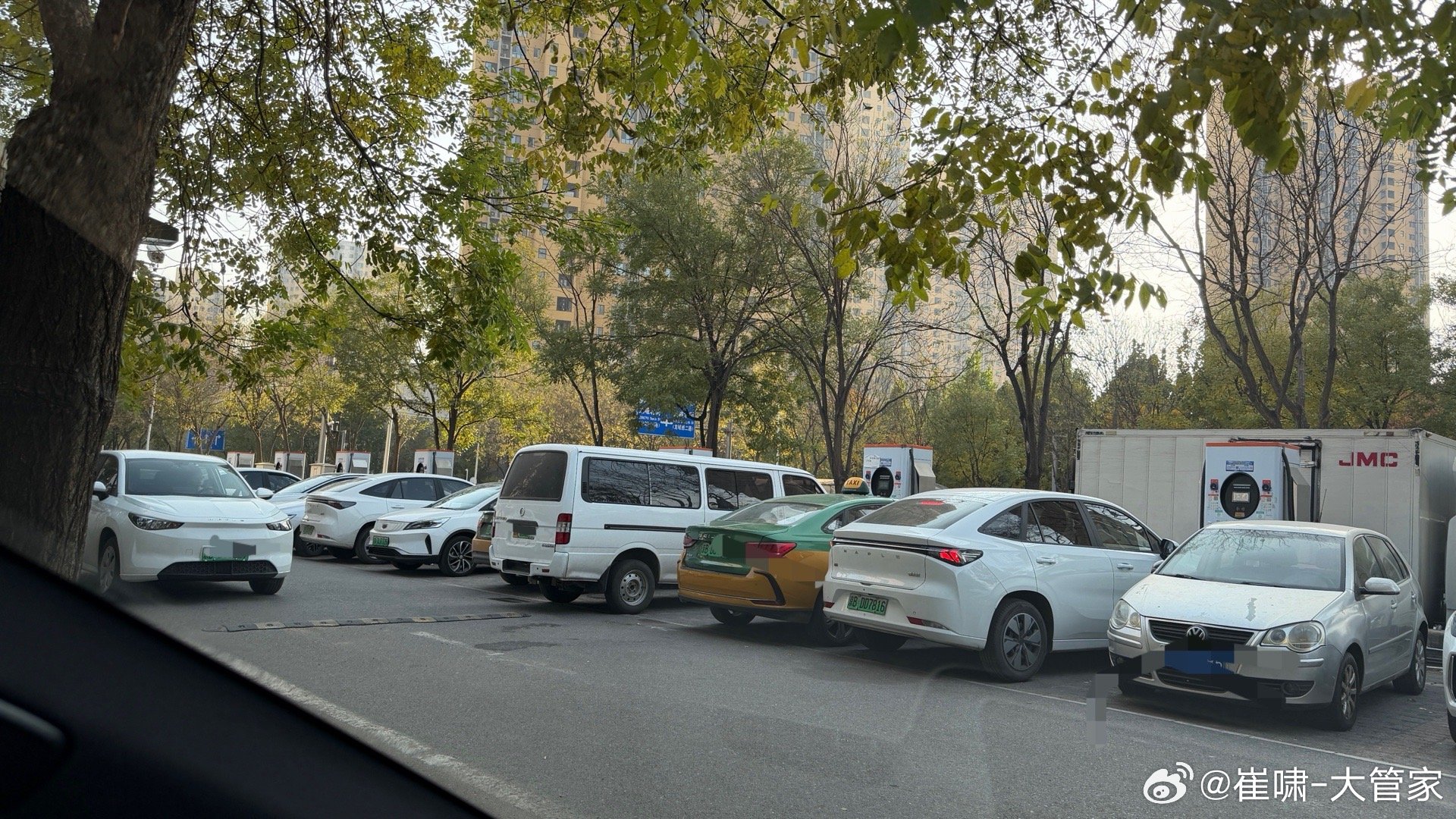 无论你觉得自己的车尺寸有多小，只要把直流充电口设计到车头的，都该拉出去枪毙10分