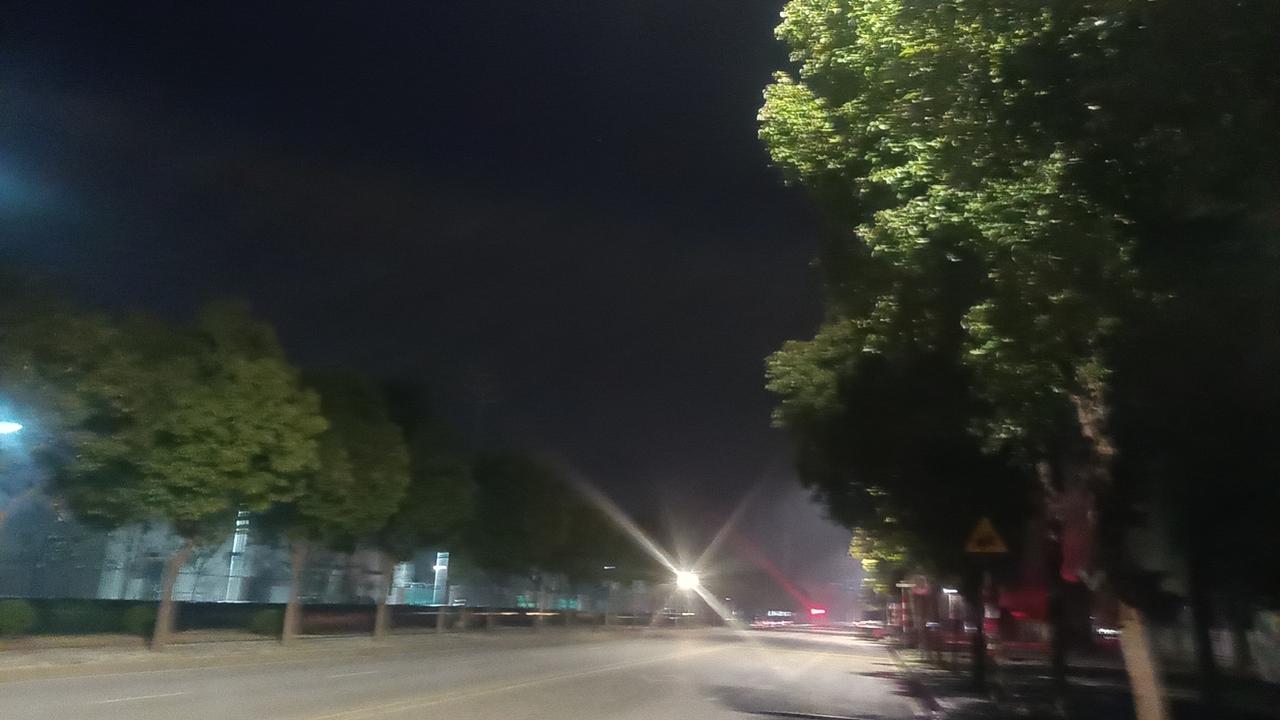 失业的第三个月，窗外的梧桐叶落了又生，我却在人生的“空窗期”里，完成了一场关于自