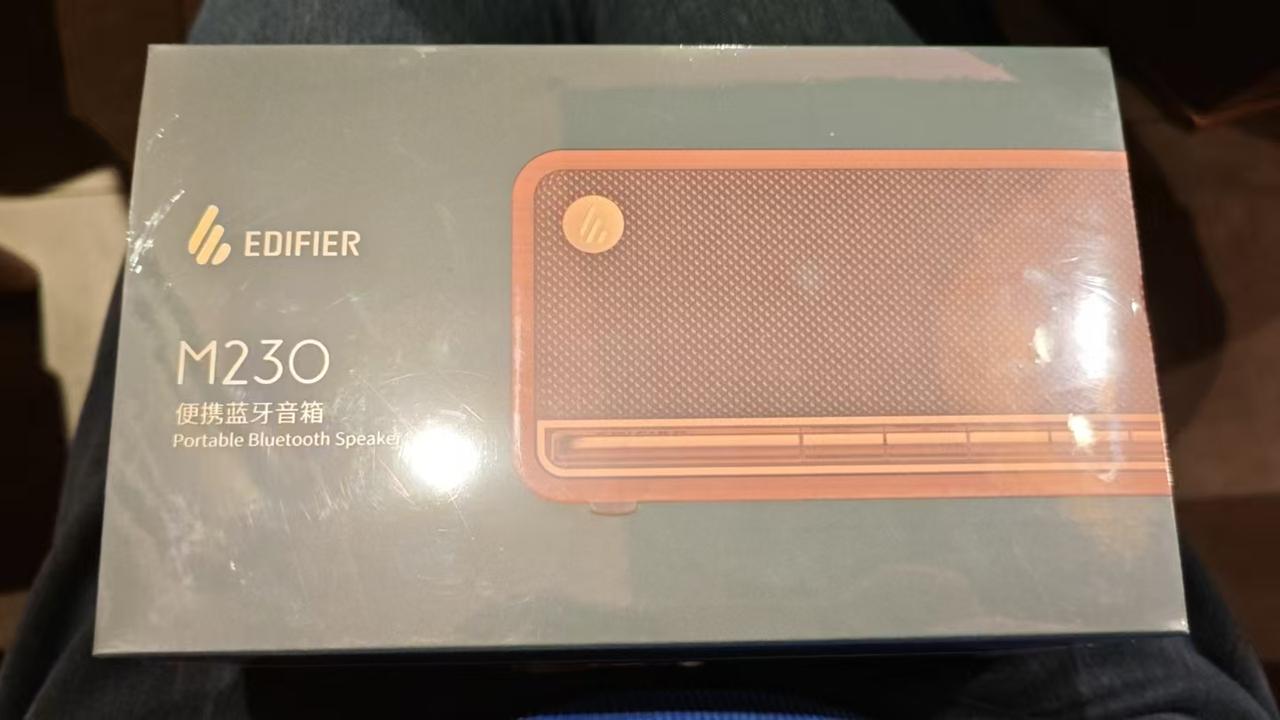 随手拍张照儿媳妇公司开年会，儿媳妇抽到了一个二等奖，奖品是一个蓝牙音响，说价值4