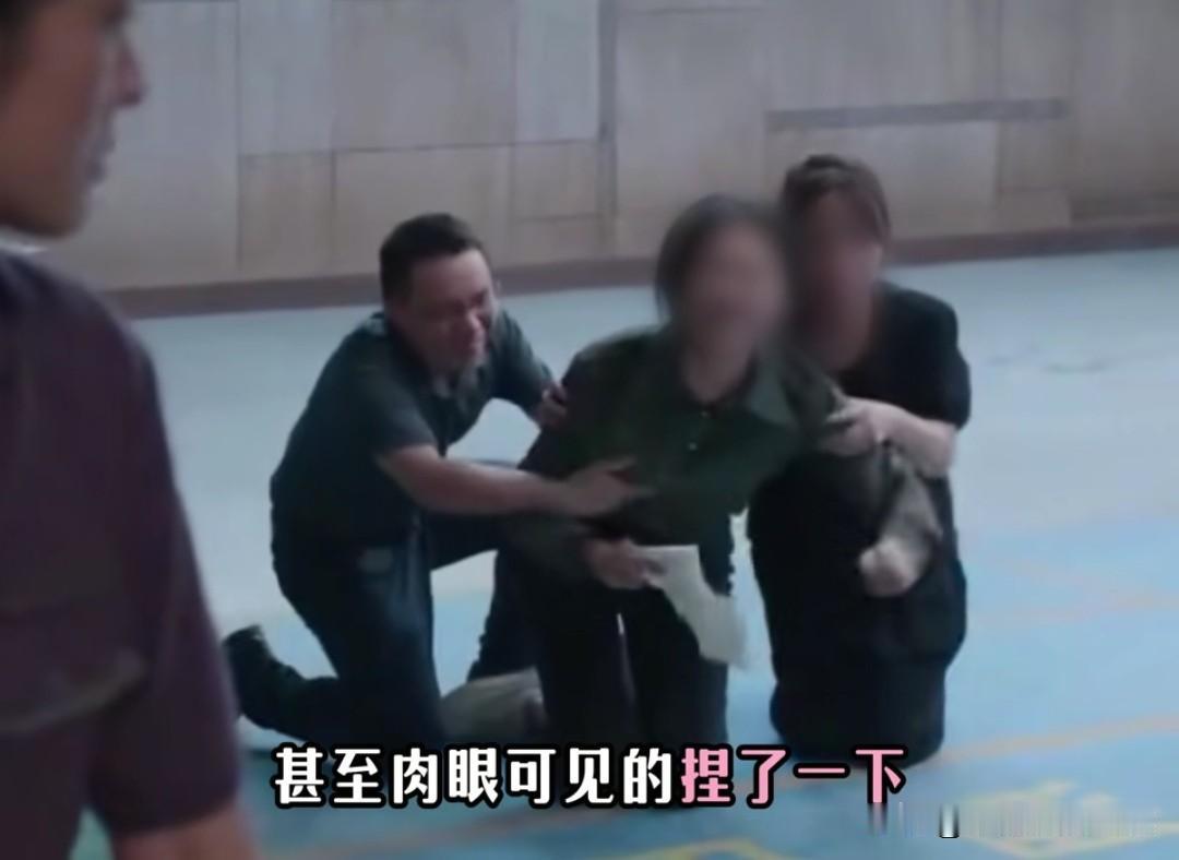镜头前公然揩油，全剧组没一个人发现？还是观众发现曝光出来的。

拍戏现场那么多人