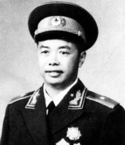 故事：1935年，长征路上，红一师的蔡永被战友吊在树上。突然，国民党军队打了过来