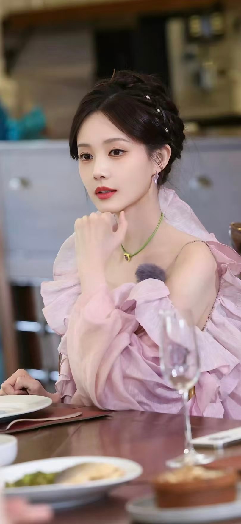 李一桐狩猎吸血鬼造型 李一桐总是会带给我们不同的惊喜，这一次用病娇的吸血鬼形象带