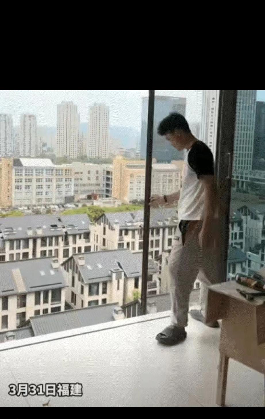这胆子也太大了！福建，一男子晒出刚装修好的新家阳台，阳台空落落的，没有玻璃，没有