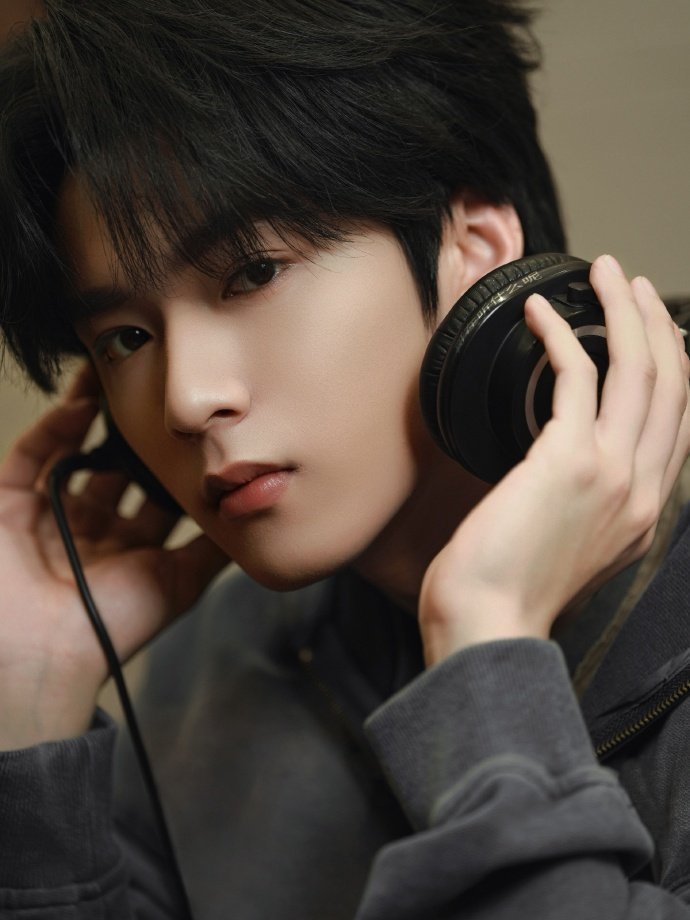 刘耀文首张EP剧透刘耀文5张图刘耀文说再等等我 刘耀文5张图，满分帅气的耀文只有