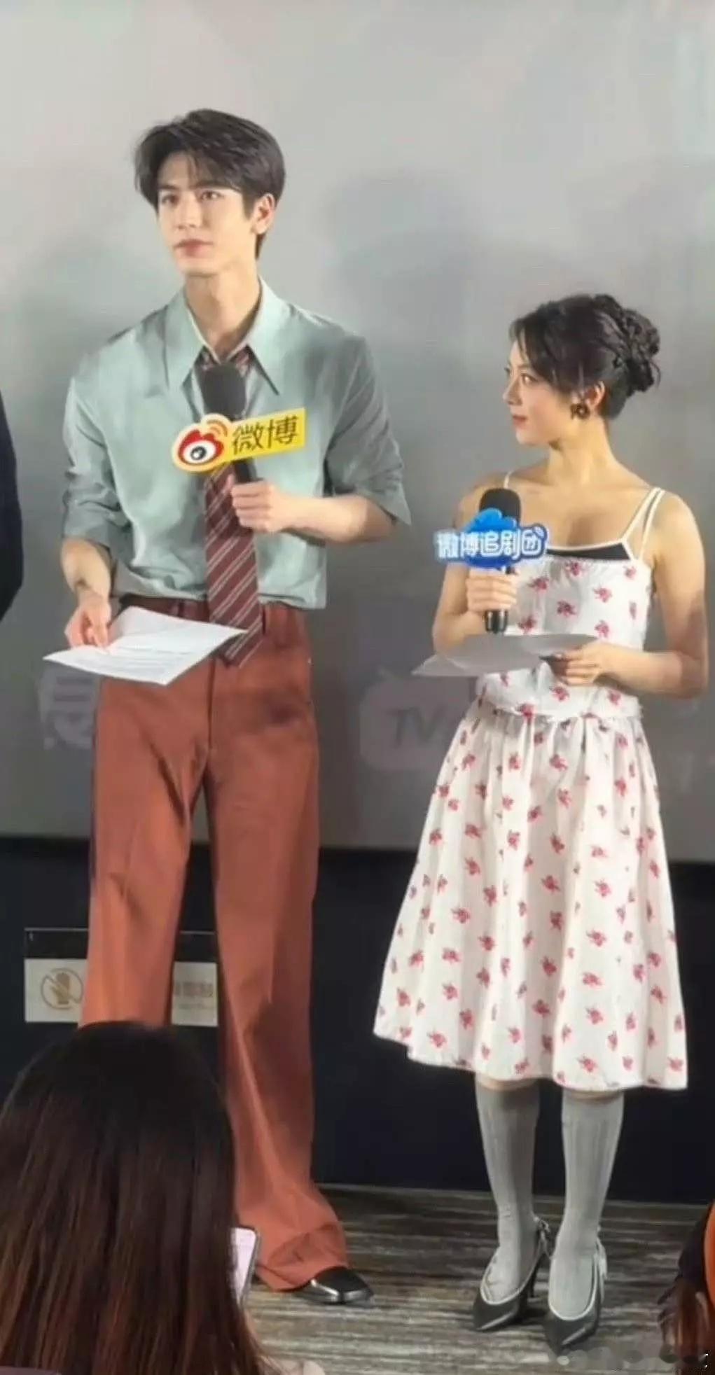 谁来救救赵今麦？？她这袜子感觉造型师是想给她搭miu系？？上半身的裙子还漏内搭？