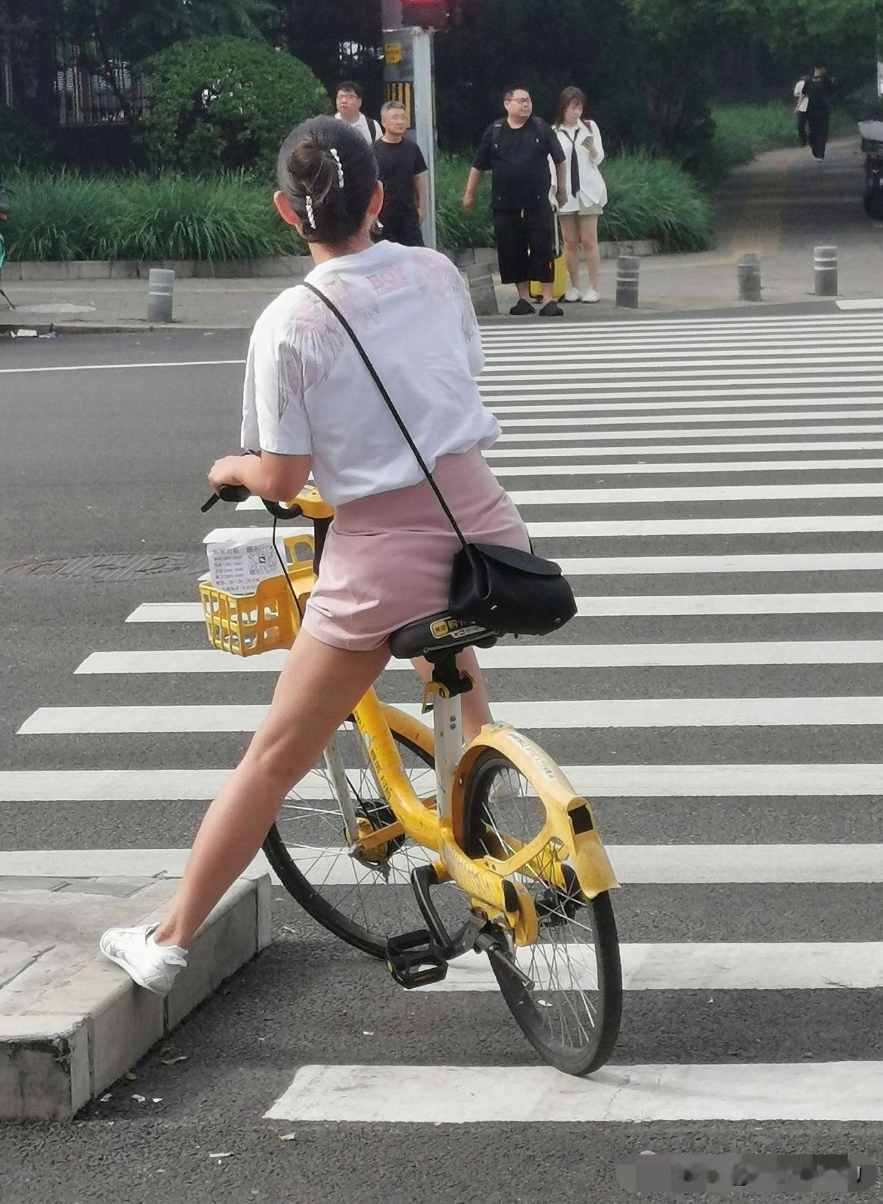 穿这么短的裙子骑车，难道不担心吗